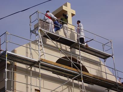 Kříž na kostele v Šumné